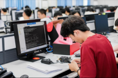 本静态的图片仿佛被付与生命——们通过代码让